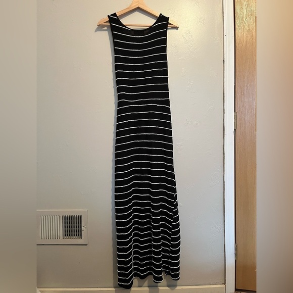 Jessica Simpson Maxi Dress
Striped Wrap Tie Waist Black & White - Picture 12 of 13